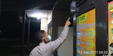 Keterangan foto: Petugas Polsek Singkawang Selatan saat melakukan pengecekan instalasi listrik. (Istimewa)