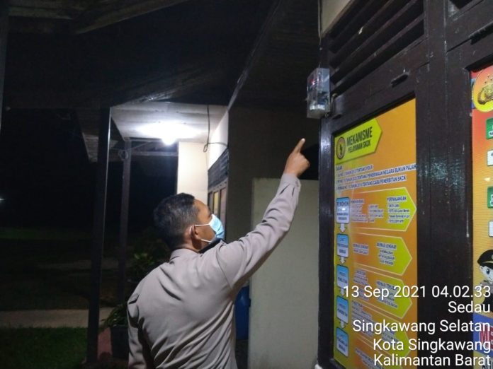 Keterangan foto: Petugas Polsek Singkawang Selatan saat melakukan pengecekan  instalasi listrik. (Istimewa)