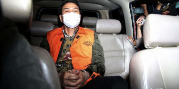 Wakil Ketua DPR RI, Azis Syamsuddin akhirnya dijemput paksa oleh penyidik Komisi Pemberantasan korupsi (KPK) di kediaman, Jakarta Selatan, pada Jumat (24/09/2021).