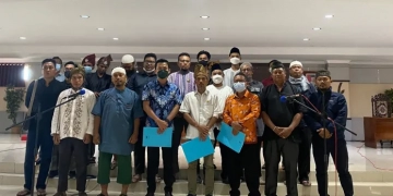 Keterangan foto: Aliansi Umat Islam Kabupaten Sintang bersama Ketua DPRD dan pimpinan, lintas etnis, tokoh agama serta Mahasiswa Islam melakukan pernyataan sikap terhadap peristiwa yang terjadi di Desa Harapan Jaya Kecamatan Tempunak (Humas Polres Sintang/Istimewa)