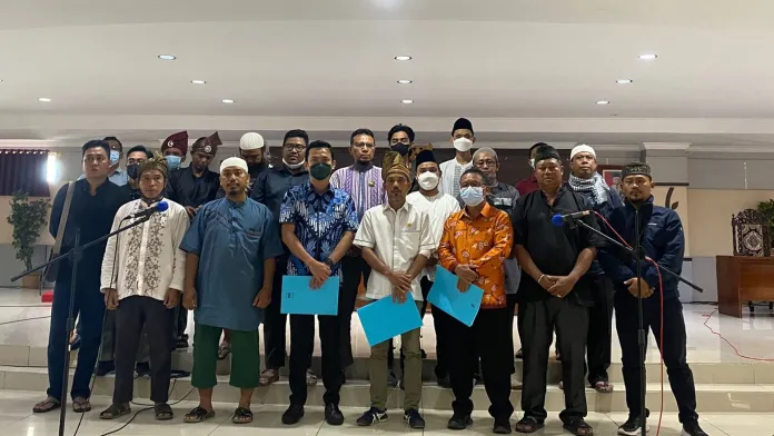 Keterangan foto: Aliansi Umat Islam Kabupaten Sintang bersama Ketua DPRD dan pimpinan, lintas etnis, tokoh agama serta Mahasiswa Islam melakukan pernyataan sikap terhadap peristiwa yang terjadi di Desa Harapan Jaya Kecamatan Tempunak (Humas Polres Sintang/Istimewa)