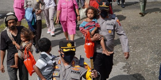 Keterangan foto: Proses evakuasi warga dari Distrik Kiwirok. (Merdeka.com/Istimewa)