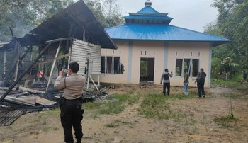 Sejumlah orang melakukan perusakan tempat ibadah 'Masjid Miftahul Huda' milik jemaat Ahmadiyah di Sintang pada hari Jumat tanggal 03 September lalu. Tak hanya itu, massa juga membakar sebuah bangunan di dekat masjid. (Istimewa)