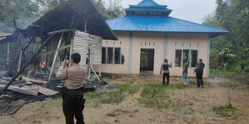 Sejumlah orang melakukan perusakan tempat ibadah 'Masjid Miftahul Huda' milik jemaat Ahmadiyah di Sintang pada hari Jumat tanggal 03 September lalu. Tak hanya itu, massa juga membakar sebuah bangunan di dekat masjid. (Istimewa)