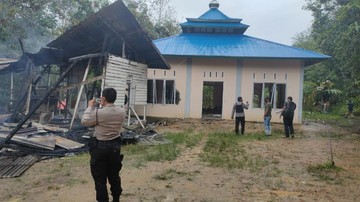 Sejumlah orang melakukan perusakan tempat ibadah 'Masjid Miftahul Huda' milik jemaat Ahmadiyah di Sintang pada hari Jumat tanggal 03 September lalu. Tak hanya itu, massa juga membakar sebuah bangunan di dekat masjid. (Istimewa)