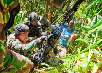 Keterangan foto: Aparat gabungan TNI-Polri saat sedang melakukan upaya evakuasi terhadap jenazah Suster Gabriella Maelani dari dalam jurang, Jumat (17/09/2021). (Istimewa)