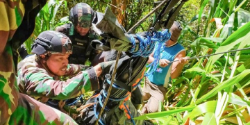 Keterangan foto: Aparat gabungan TNI-Polri saat sedang melakukan upaya evakuasi terhadap jenazah Suster Gabriella Maelani dari dalam jurang, Jumat (17/09/2021). (Istimewa)