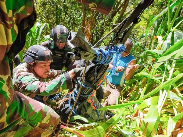 Keterangan foto: Aparat gabungan TNI-Polri saat sedang melakukan upaya evakuasi terhadap jenazah Suster Gabriella Maelani dari dalam jurang, Jumat (17/09/2021). (Istimewa)