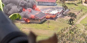 Keterangan foto: Perusakan dan pembakaran sejumlah fasilitas umum oleh teroris KKB Papua. (Internet/Istimewa)