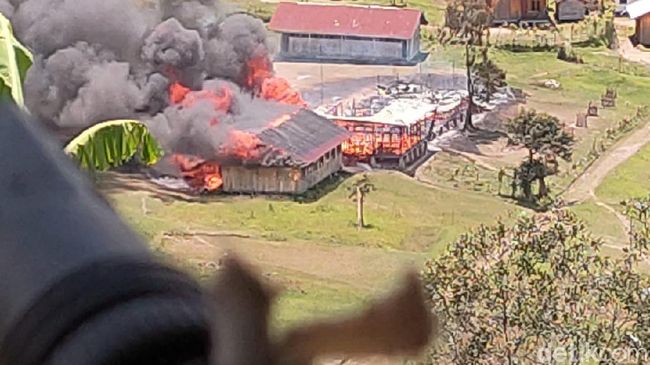 Keterangan foto: Perusakan dan pembakaran sejumlah fasilitas umum oleh teroris KKB Papua. (Internet/Istimewa)