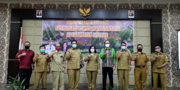 Keterangan foto: Pelaksana Harian Bupati Sintang, Yosepha Hasnah membuka pelaksanaan Bimbingan Teknis dan Sosialisasi Kemudahan Berusaha di Kabupaten Sintang pada Senin, 4 Oktober 2021 di Hotel My Home. (Istimewa)