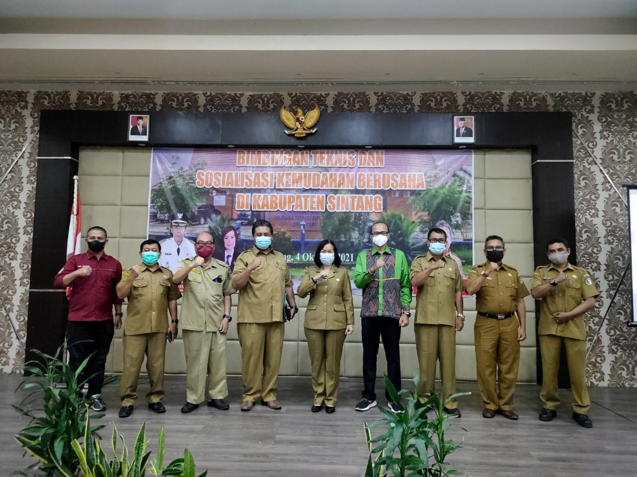 Keterangan foto: Pelaksana Harian Bupati Sintang, Yosepha Hasnah membuka pelaksanaan Bimbingan Teknis dan Sosialisasi Kemudahan Berusaha di Kabupaten Sintang pada Senin, 4 Oktober 2021 di Hotel My Home. (Istimewa)