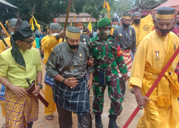 Baginda Diraja Amantubillah, Mardan Adi Wijaya untuk melakukan ziarah ke makam Raja Opu Daeng Manambon Mempawah, di Dusun Sebukit Rama, Desa Pasir, Kecamatan Mempawah Hilir, Kabupaten Mempawah, Selasa (05/10/2021).