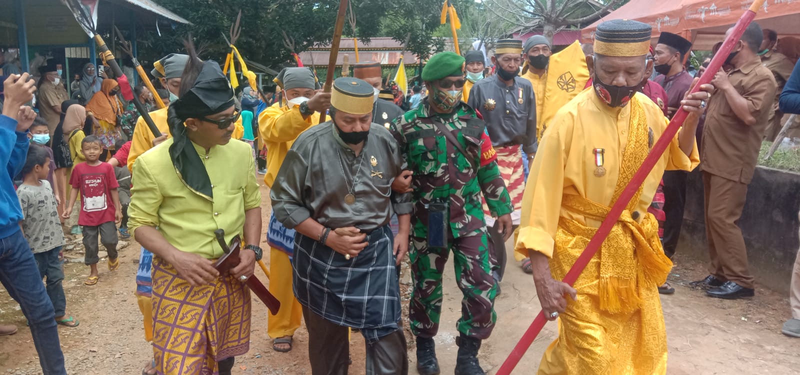 Baginda Diraja Amantubillah, Mardan Adi Wijaya untuk melakukan ziarah ke makam Raja Opu Daeng Manambon Mempawah, di Dusun Sebukit Rama, Desa Pasir, Kecamatan Mempawah Hilir, Kabupaten Mempawah, Selasa (05/10/2021).