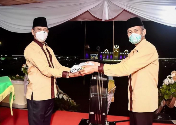 Wakil Bupati Farhan (kiri) menerima bendera sebagai tanda kesiapan Ketapang jadi tuan rumah MTQ XXX Kalbar. Foto: Prokopim