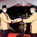 Wakil Bupati Farhan (kiri) menerima bendera sebagai tanda kesiapan Ketapang jadi tuan rumah MTQ XXX Kalbar. Foto: Prokopim
