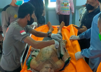 AK dievakuasi ke Rumah Sakit usai ditemukan tewas. Foto: Ist