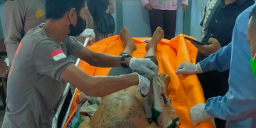 AK dievakuasi ke Rumah Sakit usai ditemukan tewas. Foto: Ist