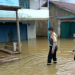Anggota Polsek Simpang Hulu mendatangi rumah warga terdampak banjir,. Foto: Ist