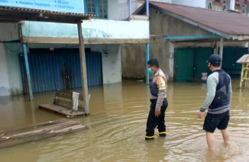 Anggota Polsek Simpang Hulu mendatangi rumah warga terdampak banjir,. Foto: Ist