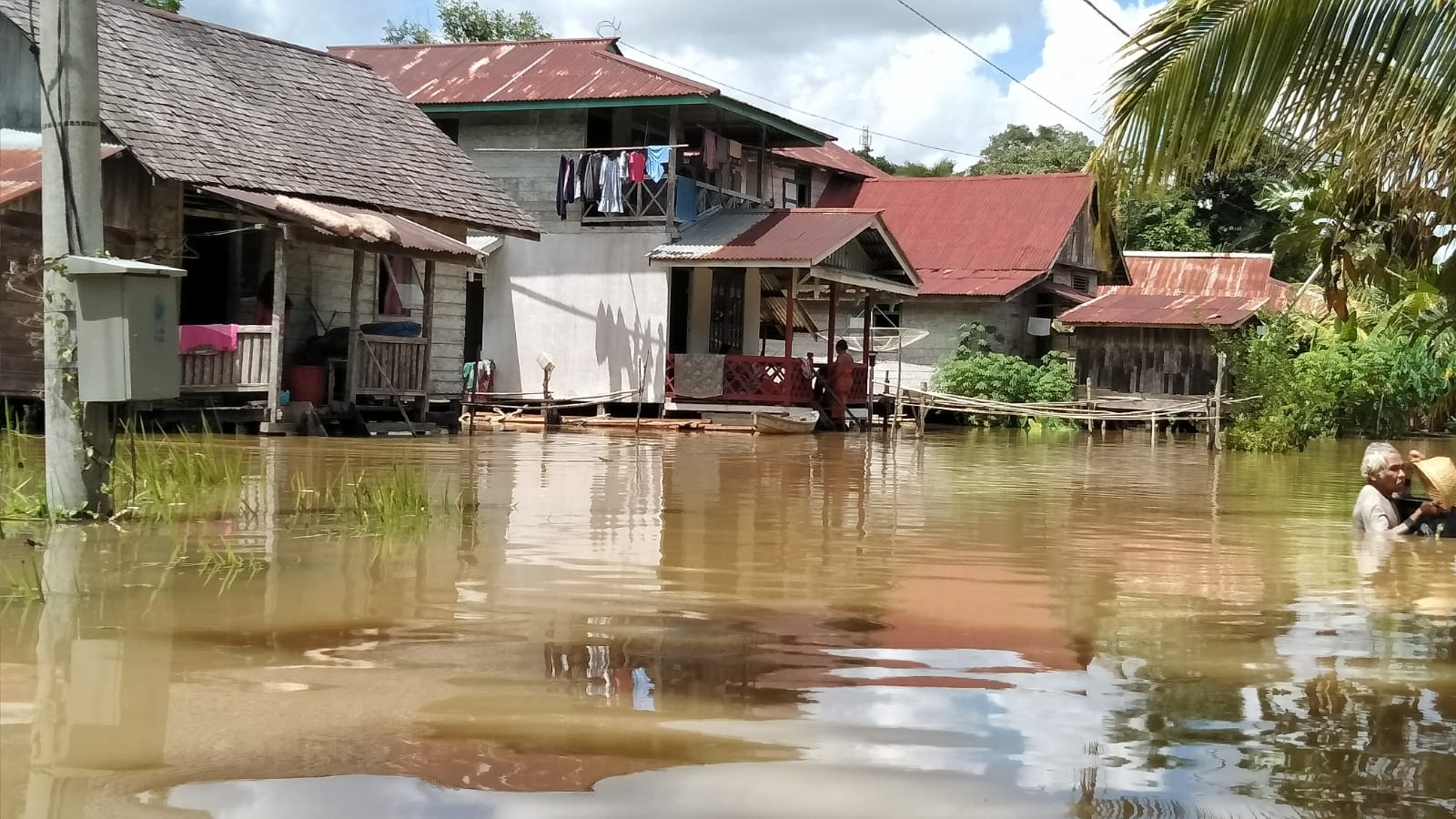 Banjir melanda Desa Mengkiang, Kapuas, Sanggau