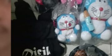 Boneka dan barang bukti lainnya diamankan polisi. Foto Ist