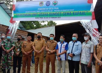 Bupati Melawi Dadi Sunarya meresmikan BUMDes di Desa Paal. Foto: Dedi Irawan/Equator Online