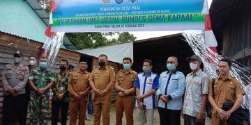 Bupati Melawi Dadi Sunarya meresmikan BUMDes di Desa Paal. Foto: Dedi Irawan/Equator Online