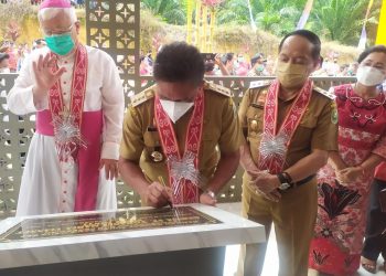 Bupati Sanggau, Paolus Hadi meresmikan Gereja Stasi Jonti, Selasa (22/2/2022). Foto: Ist