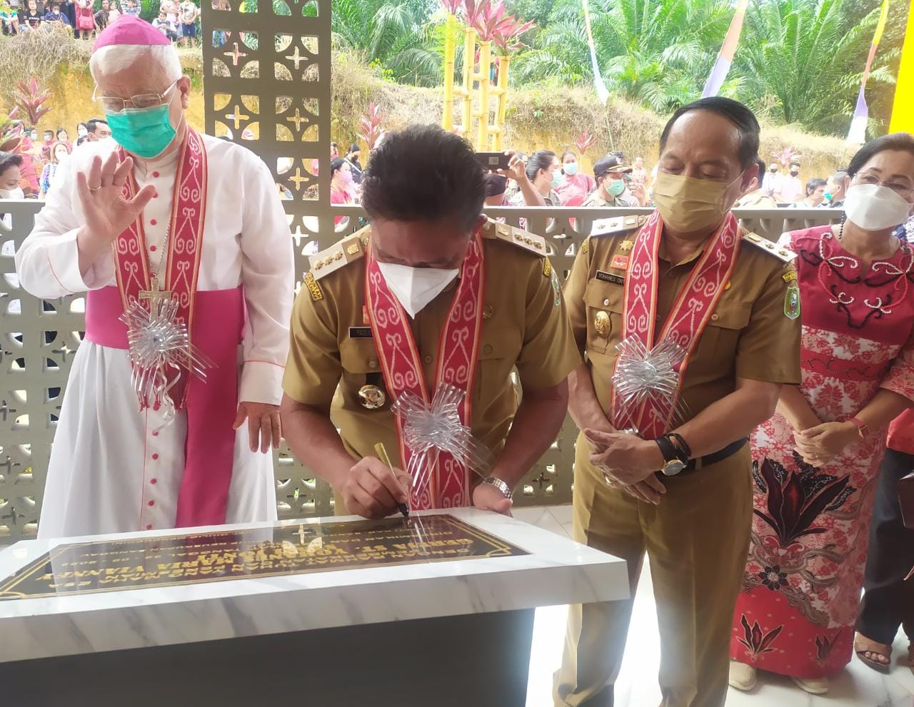 Bupati Sanggau, Paolus Hadi meresmikan Gereja Stasi Jonti, Selasa (22/2/2022). Foto: Ist