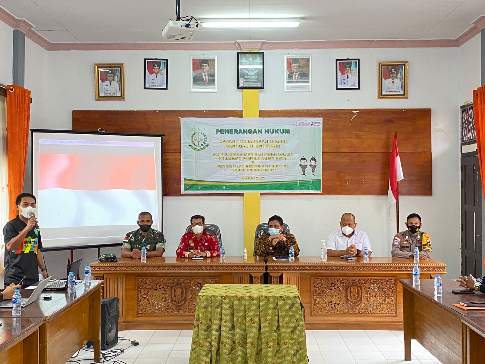 Cabjari Entikong memberi penerangan hukum di aula kantor Camat Entikong. Foto: Ist