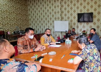 Dinas PUTR dan Perusahaan di Ketapang mengadakan rapat penanggulangan Jalan Pelang-Batu Tajam. Foto: Ist