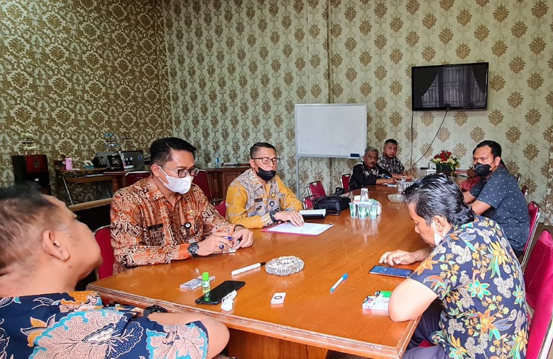 Dinas PUTR dan Perusahaan di Ketapang mengadakan rapat penanggulangan Jalan Pelang-Batu Tajam. Foto: Ist