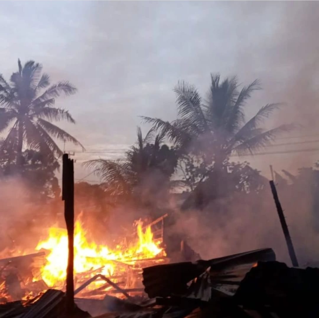 Dua unit rumah di Desa Kuala Dua dilahap api. Foto: Ist