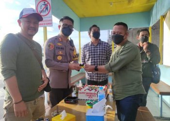 Kapolres Ketapang, AKBP Yani Permana memberi ucapan selamat HPN 2022 kepada wartawan di Sekretariat AJK. Foto: Dokumentasi AJK