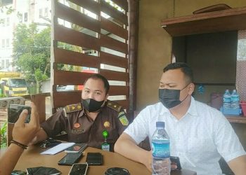 Kasi Intel Kejaksaan Ketapang, Fajar Yulianto (kiri) diwawancara wartawan. Foto:Abdul Salim/Equator Online