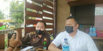 Kasi Intel Kejaksaan Ketapang, Fajar Yulianto (kiri) diwawancara wartawan. Foto:Abdul Salim/Equator Online