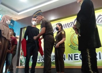 Kepala Kejaksaan Negeri Sanggau, Tengku Firdaus melepaskan baju tahanan Juanda Eko disaksikan Raja Sanggau, Gusti Arman, sebagai simbol diberlakukannya restorative justice. Foto: Kiram Akbar/Equator Online
