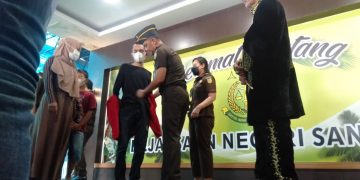 Kepala Kejaksaan Negeri Sanggau, Tengku Firdaus melepaskan baju tahanan Juanda Eko disaksikan Raja Sanggau, Gusti Arman, sebagai simbol diberlakukannya restorative justice. Foto: Kiram Akbar/Equator Online
