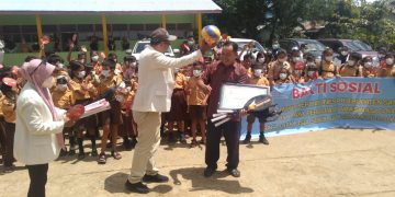 Ketua IAI Pengurus Cabang Sanggau menyerahkan piagam penghargaan dan bantuan alat olahraga kepada Kepala Sekolah SDN 06 Balai Ingin. Foto: Kiram Akbar/Equator Online