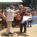 Ketua IAI Pengurus Cabang Sanggau menyerahkan piagam penghargaan dan bantuan alat olahraga kepada Kepala Sekolah SDN 06 Balai Ingin. Foto: Kiram Akbar/Equator Online