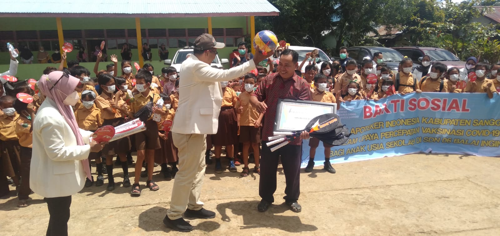 Ketua IAI Pengurus Cabang Sanggau menyerahkan piagam penghargaan dan bantuan alat olahraga kepada Kepala Sekolah SDN 06 Balai Ingin. Foto: Kiram Akbar/Equator Online