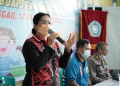 Ketua TP PKK Kabupaten Sanggau, Arita Polina memberikan edukasi pola hidup sehat di Posyandu Kecamatan Kapuas, Jumat (18/2/2022). Foto: Diskominfo