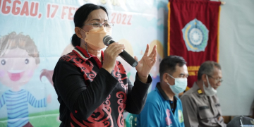 Ketua TP PKK Kabupaten Sanggau, Arita Polina memberikan edukasi pola hidup sehat di Posyandu Kecamatan Kapuas, Jumat (18/2/2022). Foto: Diskominfo