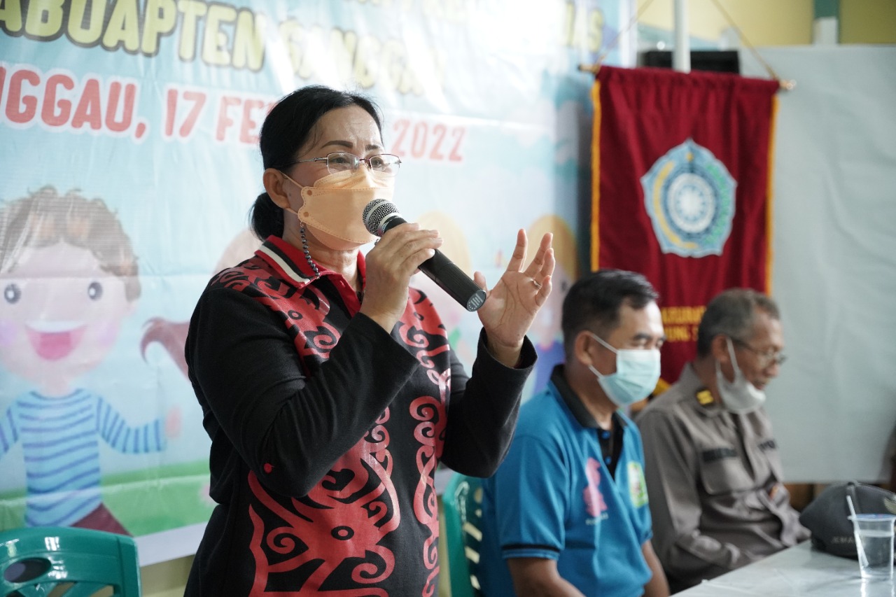 Ketua TP PKK Kabupaten Sanggau, Arita Polina memberikan edukasi pola hidup sehat di Posyandu Kecamatan Kapuas, Jumat (18/2/2022). Foto: Diskominfo