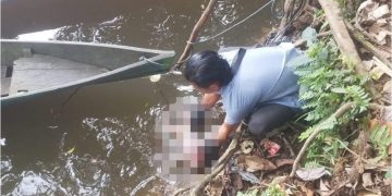 Mayat bayi dievakuasi petugas. Foto: Ist