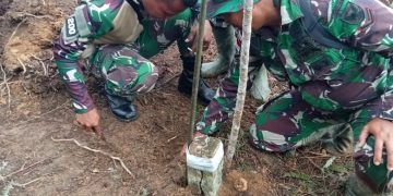 Patok Batas Indonesia-Malaysia di Dusun Sungai Empelas, Desa Sungai Tekam, Kecamatan Sekayam, didirikan kembali oleh Satgas Pamtas Yonif 144JY. Foto: Ist