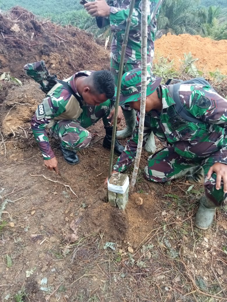 Patok Batas Indonesia-Malaysia di Dusun Sungai Empelas, Desa Sungai Tekam, Kecamatan Sekayam, didirikan kembali oleh Satgas Pamtas Yonif 144JY. Foto: Ist