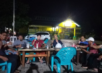 Pedagang ikan di Pasar Sentral yang berjualan di lapak resmi milik Pemerintah Daerah menemui Pangeran Ratu Surya Negara di Istananya, Rabu (28/2/2022) malam. Ist