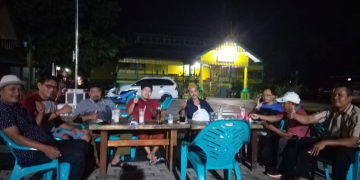 Pedagang ikan di Pasar Sentral yang berjualan di lapak resmi milik Pemerintah Daerah menemui Pangeran Ratu Surya Negara di Istananya, Rabu (28/2/2022) malam. Ist